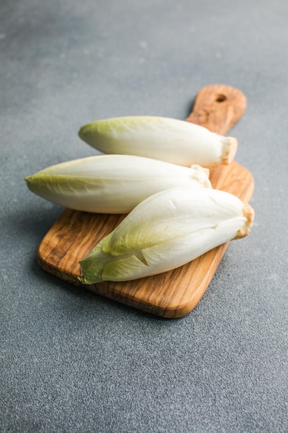 Ensalada de achicoria aislado sobre fondo blanco.