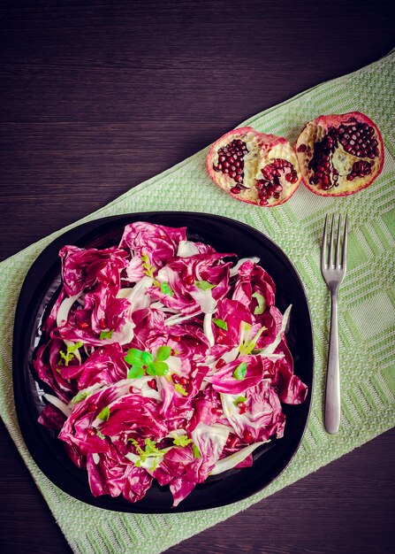 Foto ensalada de achicoria de dieta fácil con granada