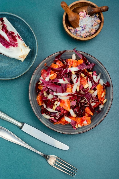 Ensalada con achicoria y naranja