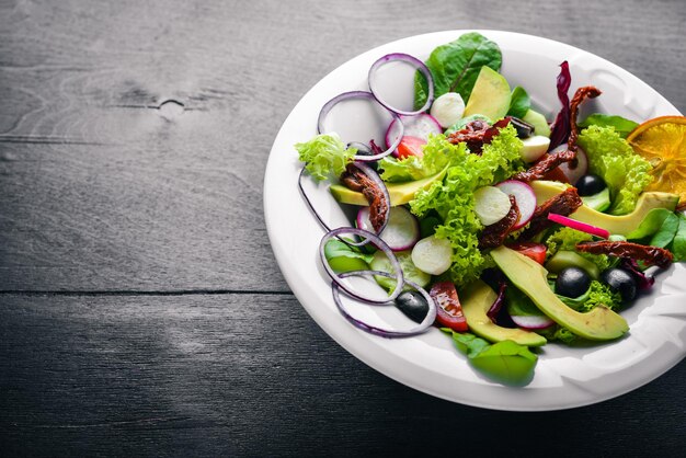 Ensalada De Aguacate Con Carne A La Parrilla Y Verduras Cocina Italiana Vista Superior Sobre Fondo De Madera