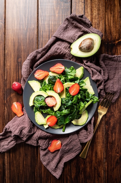 Ensalada de aguacate, espinacas y fresas