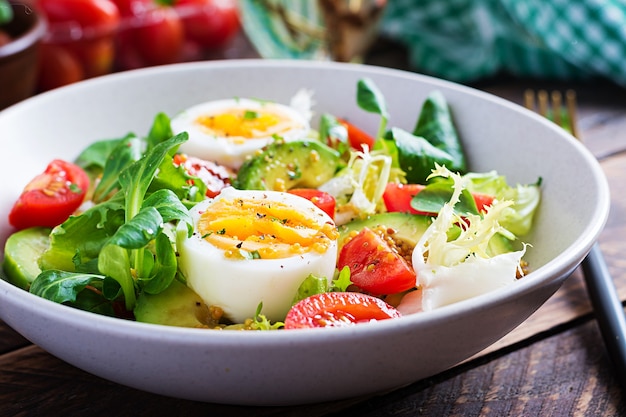 Ensalada de aguacate fresco con tomate, aguacate, huevos duros y lechuga fresca