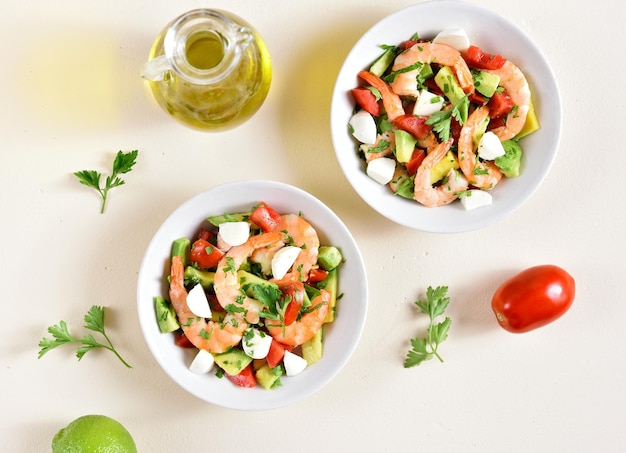 Ensalada de aguacate, gambas, tomate y mozarella