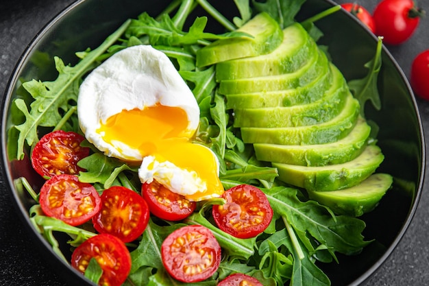 ensalada de aguacate huevo escalfado rúcula tomate ensalada verde hojas comida saludable comida bocadillo en la mesa