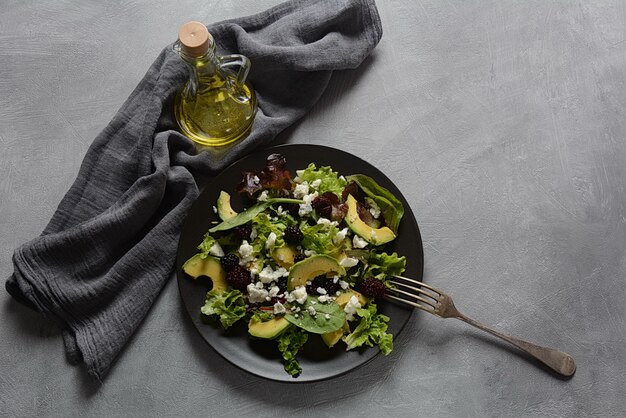 Ensalada de aguacate con lechuga y aceite de oliva.