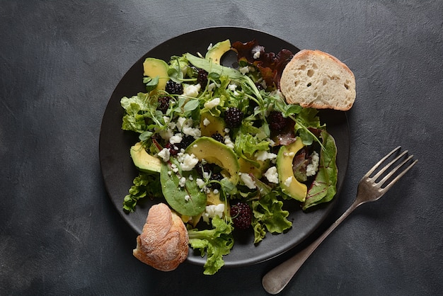 Ensalada de aguacate con lechuga y aceite de oliva.