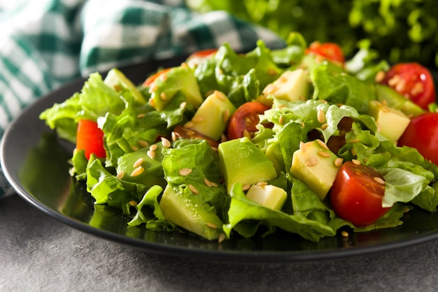 Ensalada de aguacate, lechuga, tomate y semillas de lino.