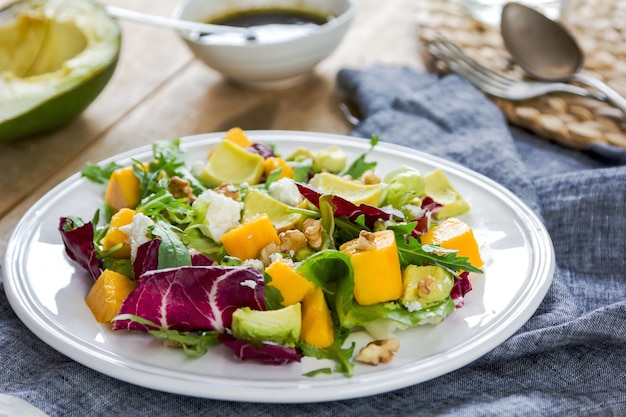 Ensalada de Aguacate con Mango, Rúcula, Nuez y Feta de Aderezo Balsámico