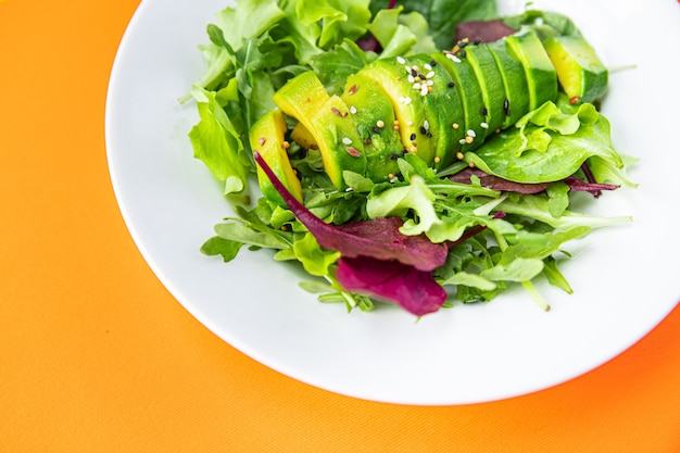 Ensalada de aguacate, mezcla de hojas de lechuga, espinacas, rúcula, acelgas, lechuga, comida fresca, merienda en la mesa