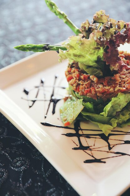 Ensalada de aguacate y mierda con salsa balsámica