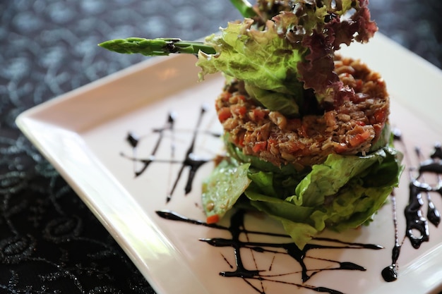 Ensalada de aguacate y mierda con salsa balsámica