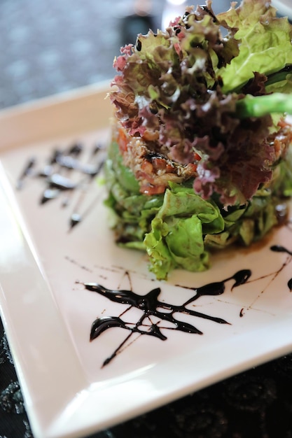 Ensalada de aguacate y mierda con salsa balsámica