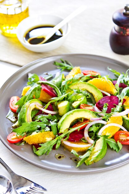 Ensalada de aguacate con naranja y remolacha con aderezo balsámico