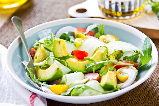 Ensalada de aguacate con pepino y rúcula con aderezo balsámico