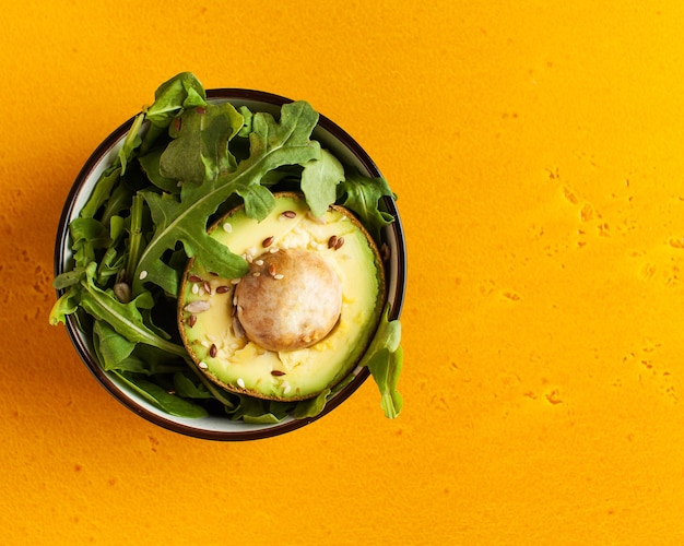 Ensalada de aguacate, rúcula, ajonjolí. Dieta saludable. Platos vegetarianos.