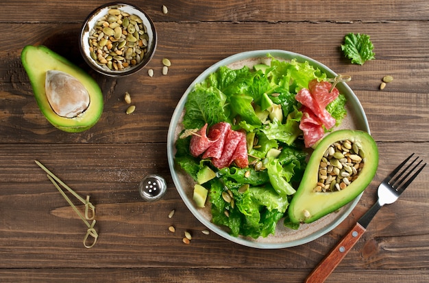 Ensalada de aguacate, salami y piñones