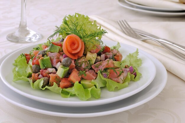 Ensalada de aguacate con salmón