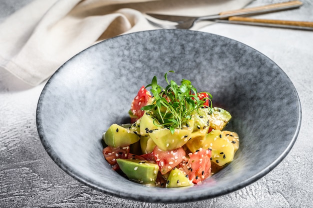 Ensalada de aguacate, tomate y rúcula. Comida vegana saludable. Vista superior