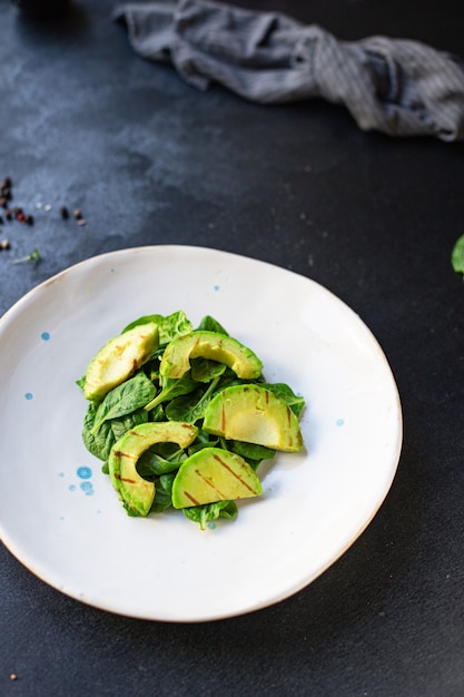 Ensalada de aguacate vegetal frito lechuga asada espinaca rúcula snack