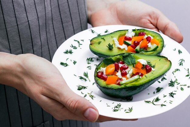 Foto ensalada con aguacate verduras frescas queso feta granates y mandarinas dieta saludable comida vegetariana