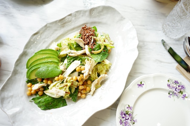 Ensalada de aguacates en disco blanco lista para asar