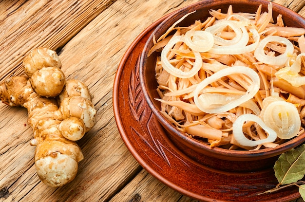 Ensalada de alcachofas de Jerusalén