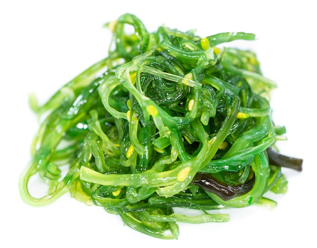 Ensalada de algas aislado en blanco