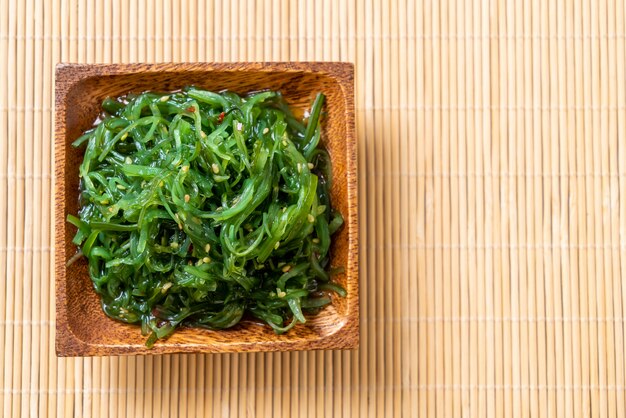 Foto ensalada de algas al estilo japonés