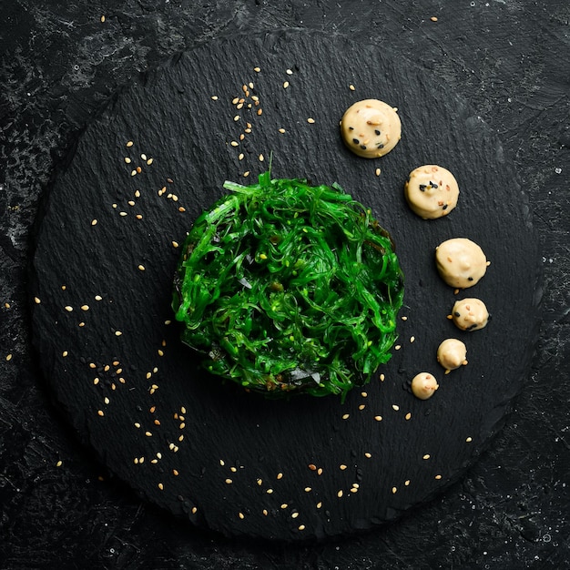 Ensalada de algas chuka Alimentos ricos en yodo En un plato de piedra negra