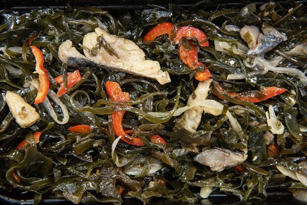 Ensalada de algas chuka wakame laminaria con pescado