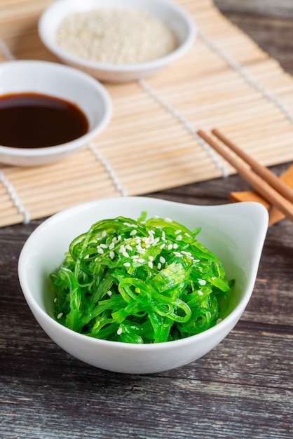 Ensalada de algas frescas, comida vegetariana saludable.