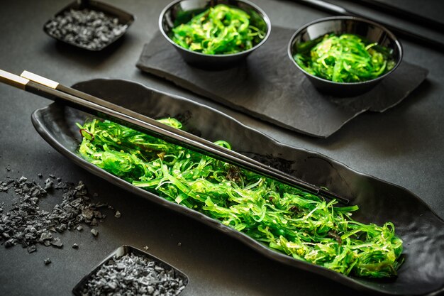 Foto ensalada de algas frescas