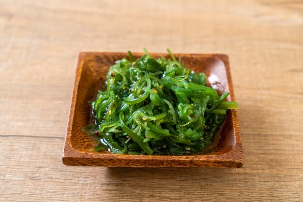 Foto ensalada de algas marinas - estilo japonés