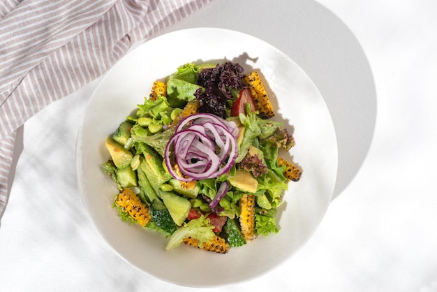 Ensalada de alimentos saludables con verduras edamame y aguacate sobre fondo blanco para el menú del restaurante