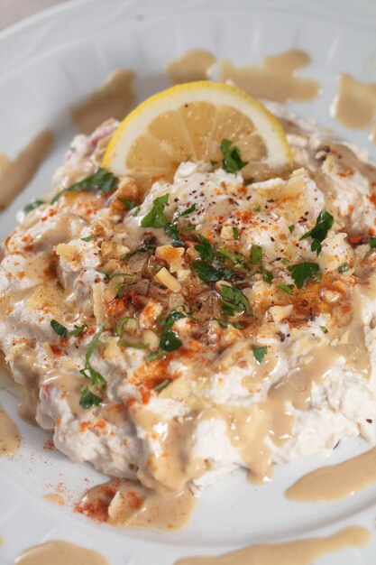 Foto ensalada de aperitivo de cocina tradicional turca hecha con berenjenas y yogur