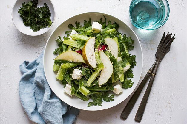 ensalada de apio con pera sobre un fondo blanco