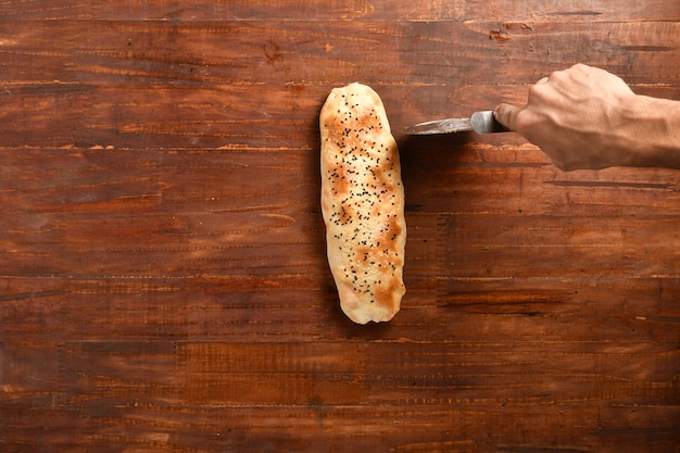 Ensalada árabe tradicional de rollo de kebab de Ramadán y encurtidos de pimiento picante