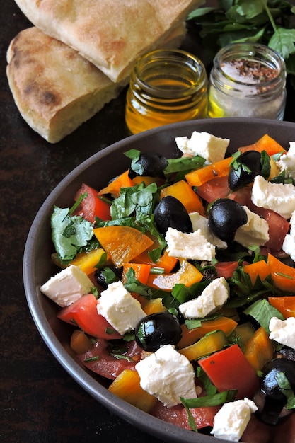 Ensalada árabe con verduras, aceitunas y queso feta.