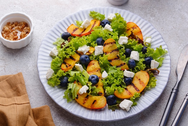 Ensalada de arándanos melocotón a la plancha y queso feta