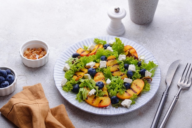 Ensalada de arándanos melocotón a la plancha y queso feta