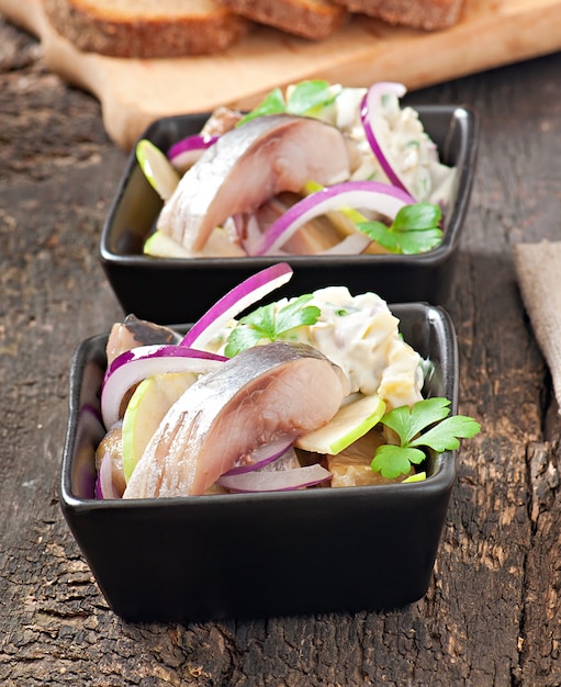 Ensalada de arenque con cebolla y manzana verde