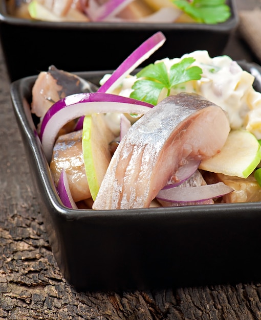 Ensalada de arenque con cebolla y manzana verde