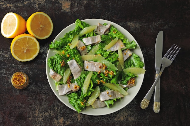 Ensalada de arenque y filete de limón.