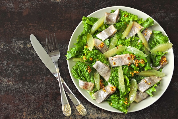 Ensalada de arenque y filete de limón.