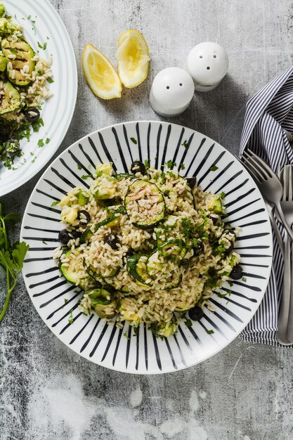 Ensalada de arroz con calabacín, aguacate, aceitunas y alcaparras