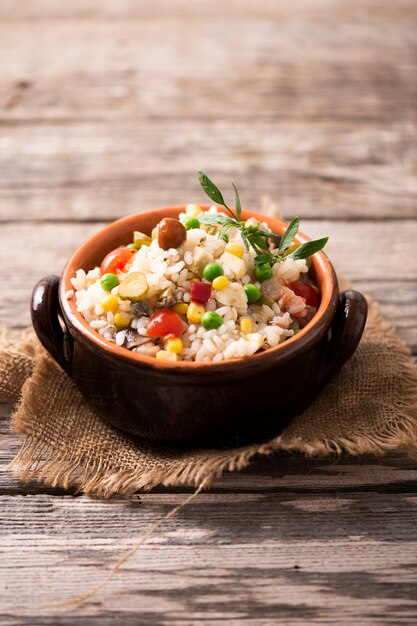 Ensalada de arroz italiano tradicional en mesa de madera