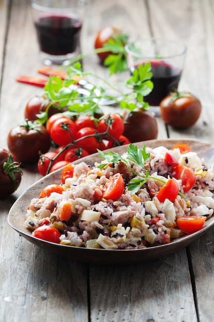 Ensalada de arroz tradicional italiana con atún y verduras