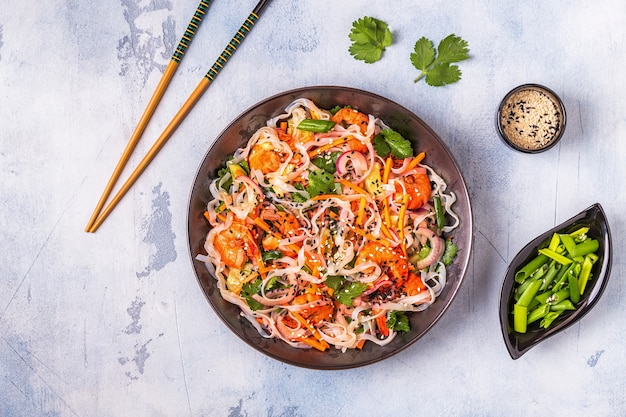 Ensalada asiática con fideos de arroz, camarones y verduras