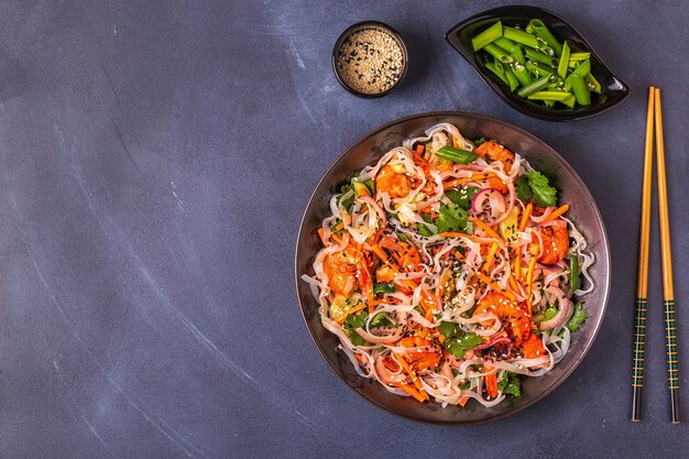 Ensalada asiática con fideos de arroz, camarones y verduras