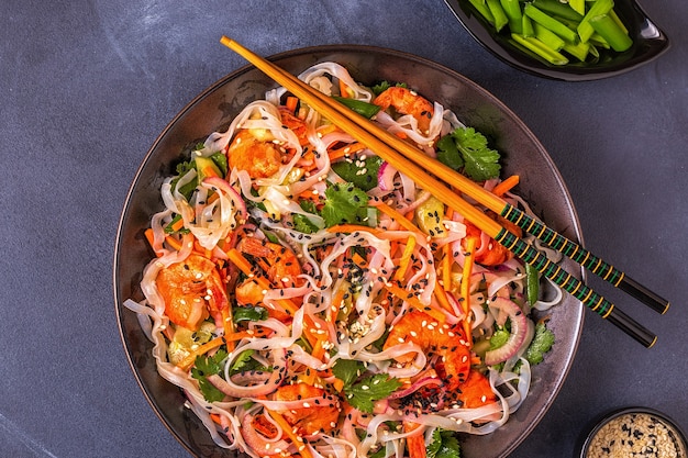 Ensalada asiática con fideos de arroz, camarones y verduras